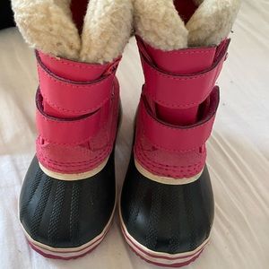 Sorel girls winter boot with lining.